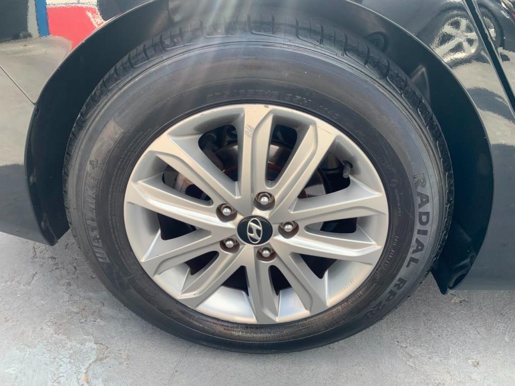 HYUNDAI Elantra - Foto