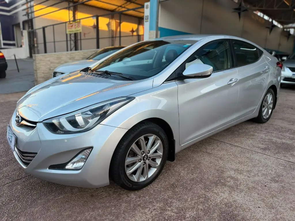 HYUNDAI Elantra - Foto