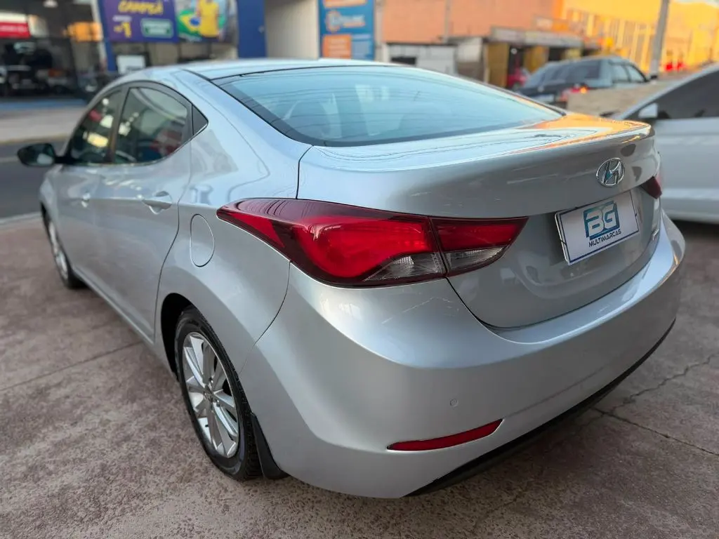 HYUNDAI Elantra - Foto