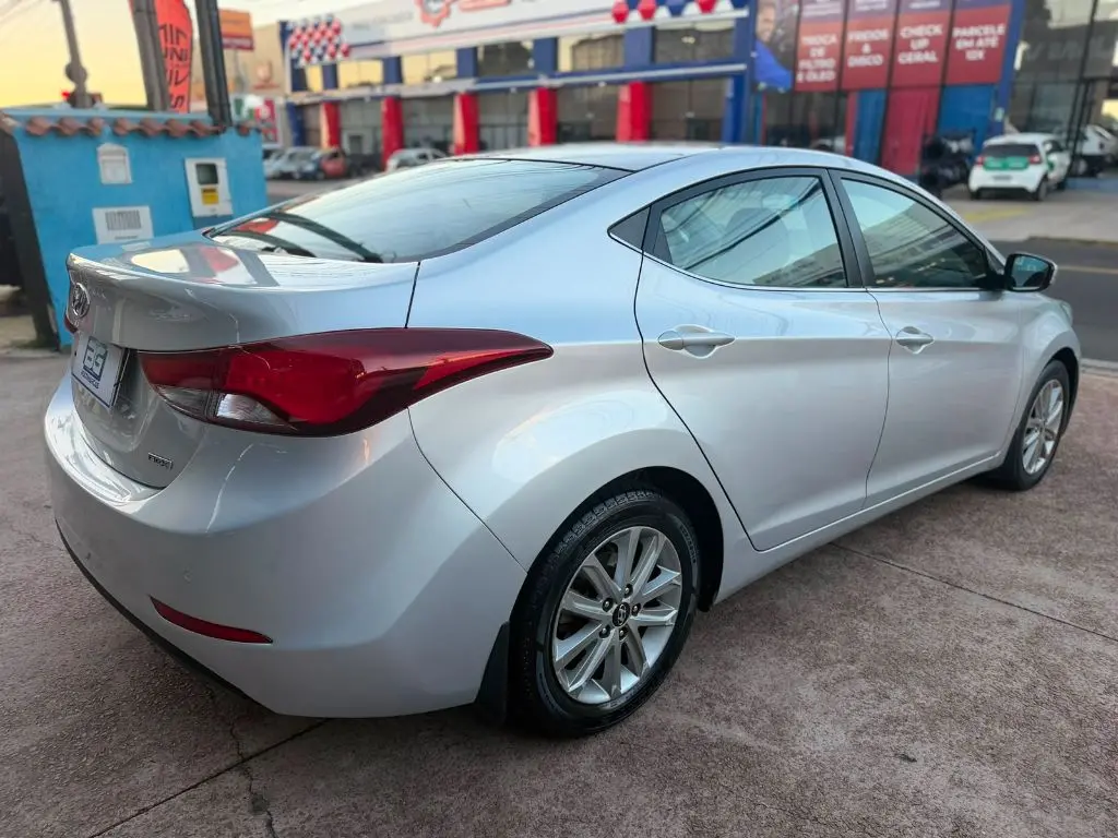 HYUNDAI Elantra - Foto