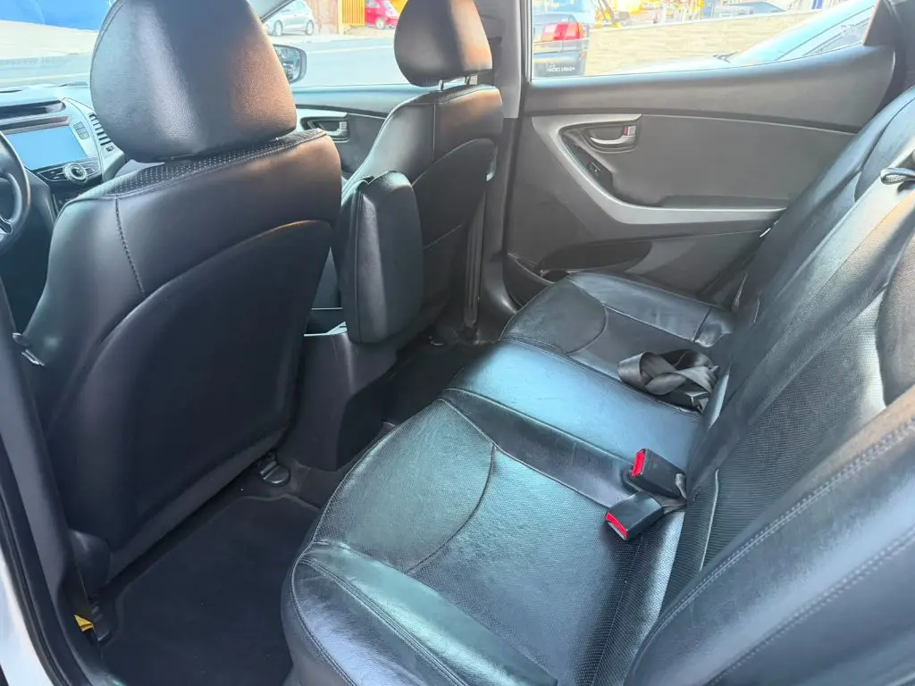 HYUNDAI Elantra - Foto