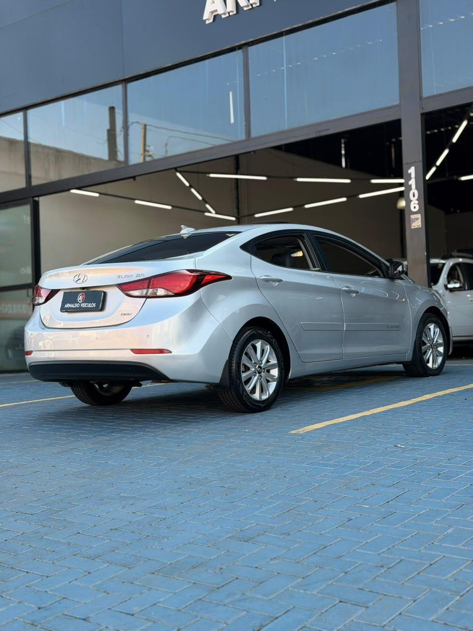 HYUNDAI Elantra - Foto