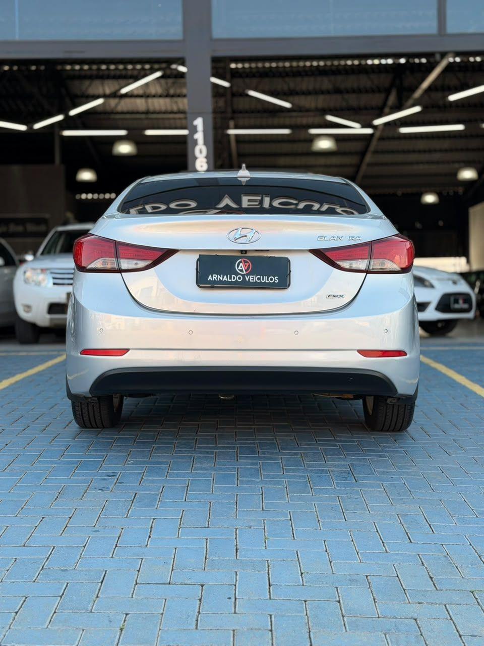 HYUNDAI Elantra - Foto