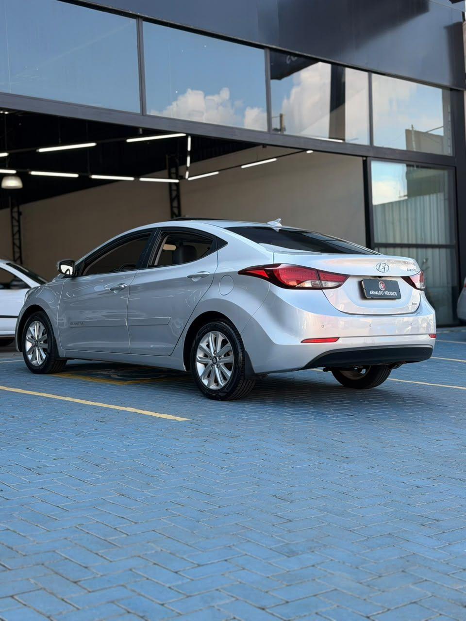 HYUNDAI Elantra - Foto