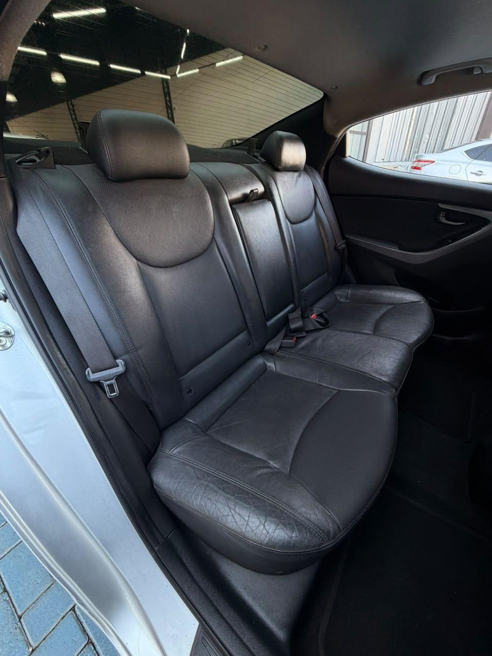 HYUNDAI Elantra - Foto