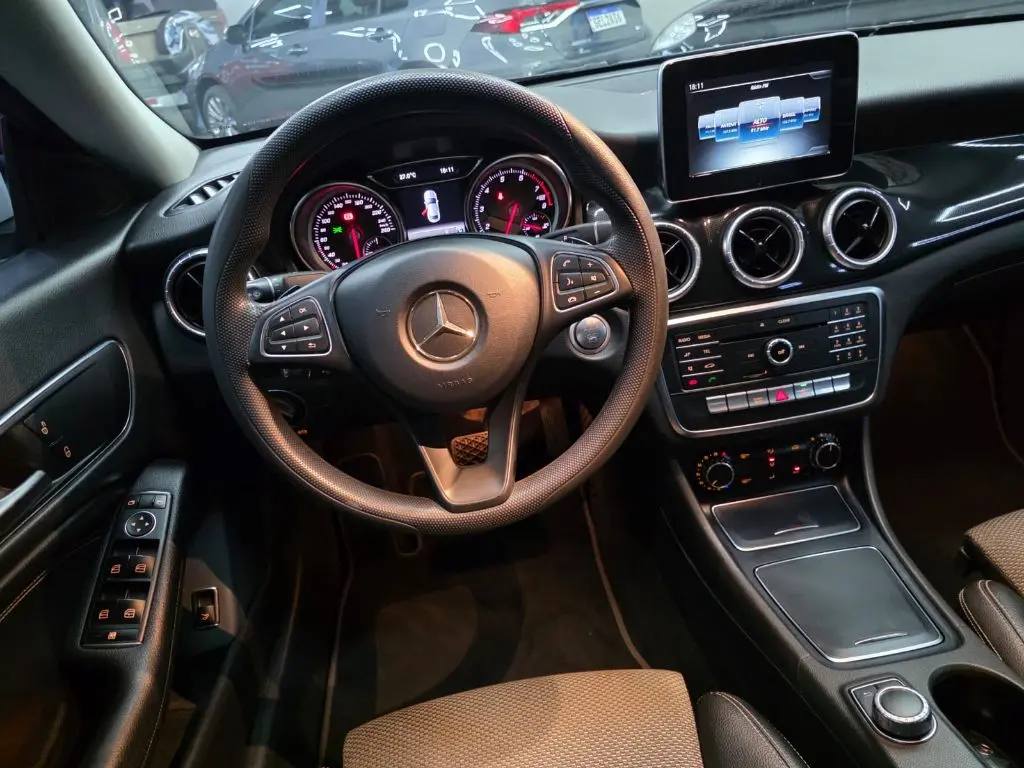 MERCEDES-BENZ CLA 180 - Foto