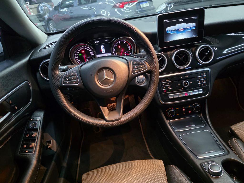 MERCEDES-BENZ CLA 180 - Foto