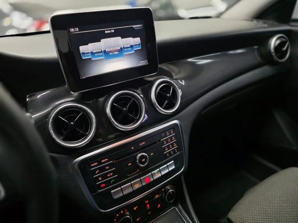 MERCEDES-BENZ CLA 180 - Foto