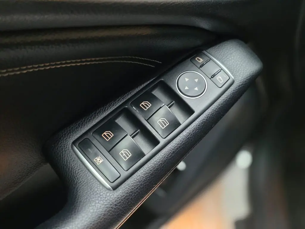 MERCEDES-BENZ CLA 180 - Foto