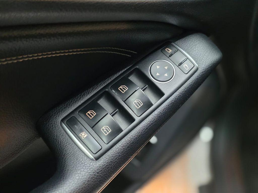 MERCEDES-BENZ CLA 180 - Foto