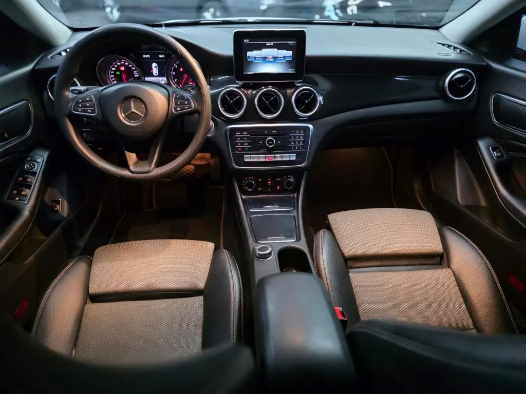 MERCEDES-BENZ CLA 180 - Foto