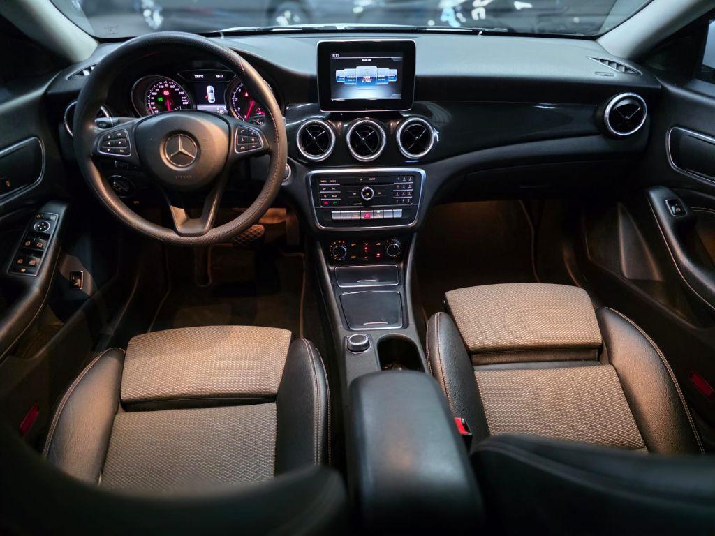 MERCEDES-BENZ CLA 180 - Foto