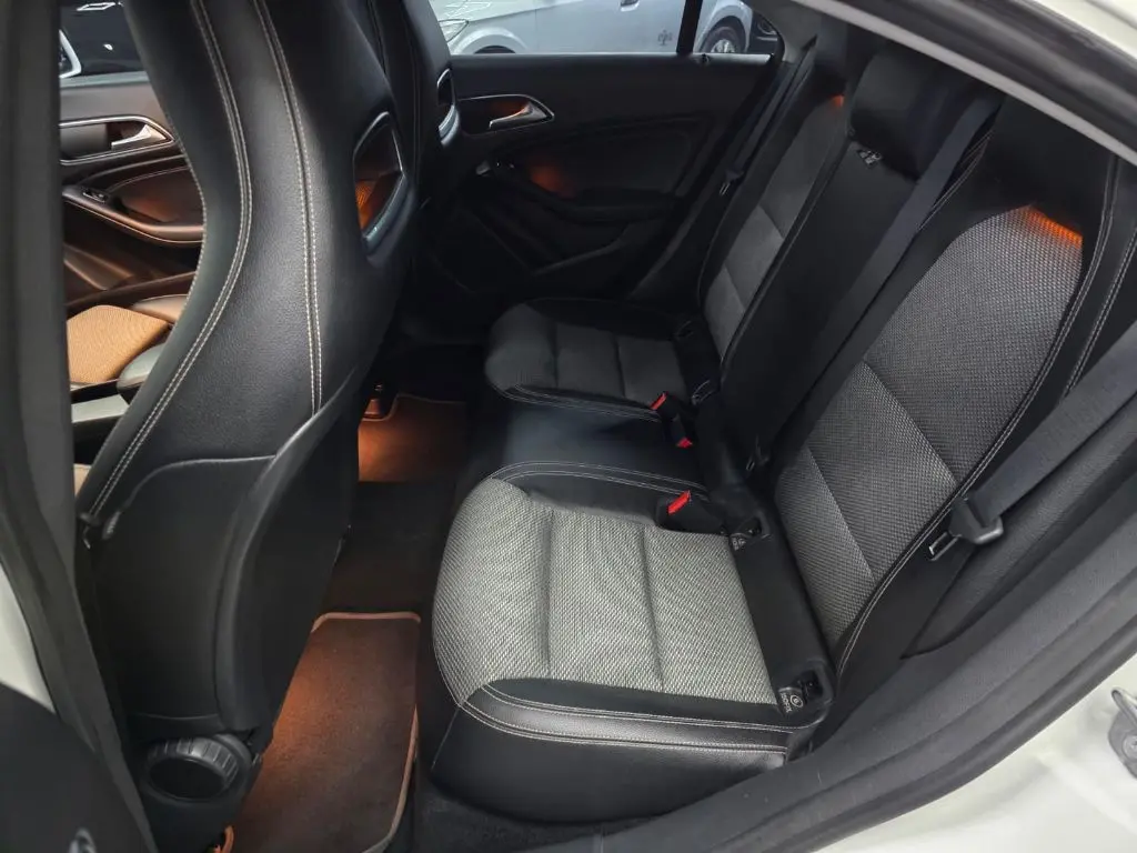 MERCEDES-BENZ CLA 180 - Foto