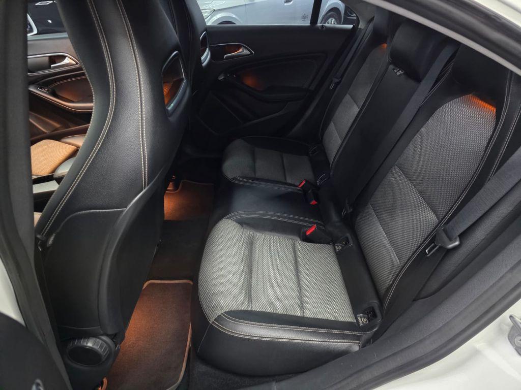 MERCEDES-BENZ CLA 180 - Foto