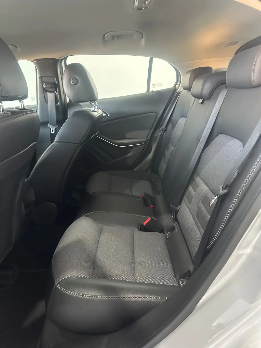 MERCEDES-BENZ CLA 200 - Foto