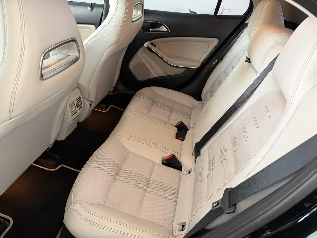 MERCEDES-BENZ GLA 200 - Foto