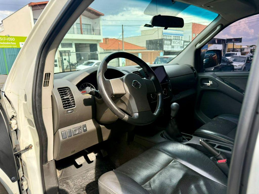 NISSAN Frontier - Foto