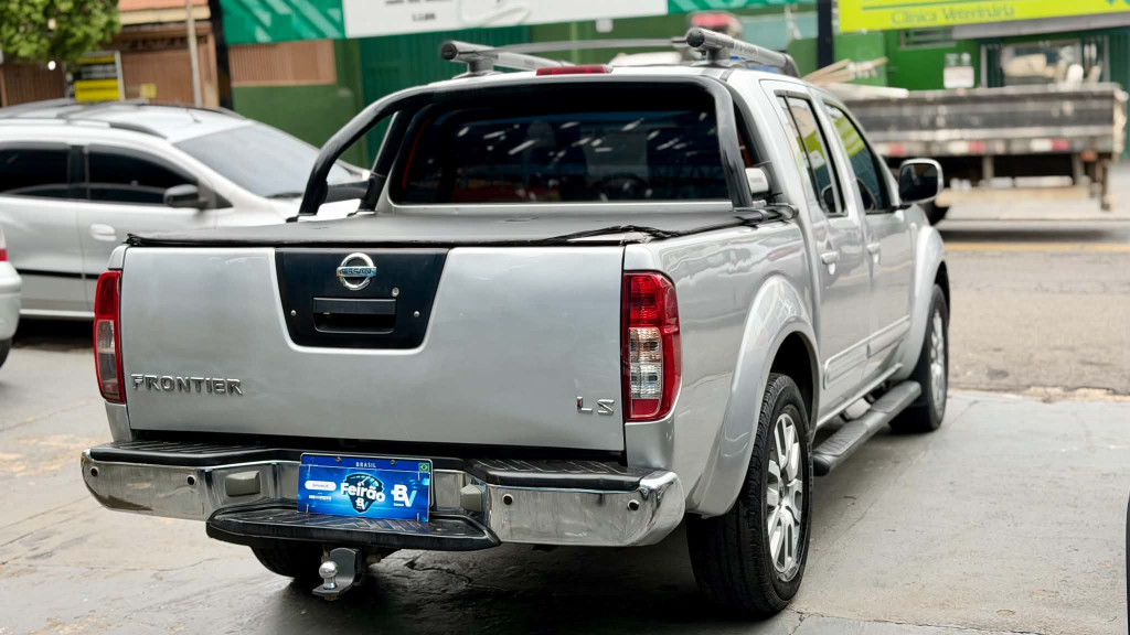 NISSAN Frontier - Foto