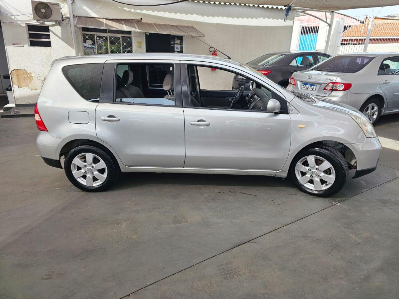 NISSAN Livina - Foto