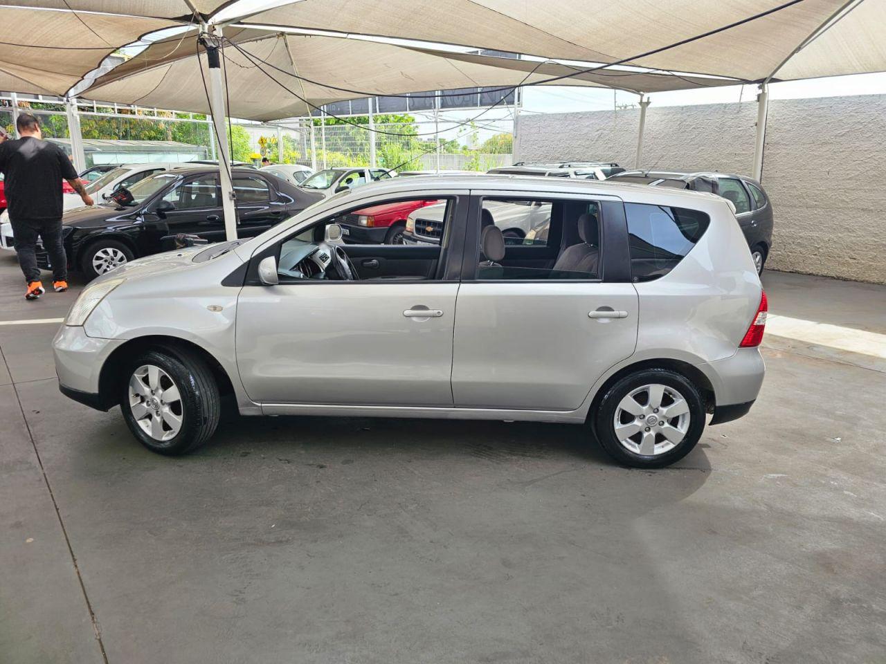 NISSAN Livina - Foto