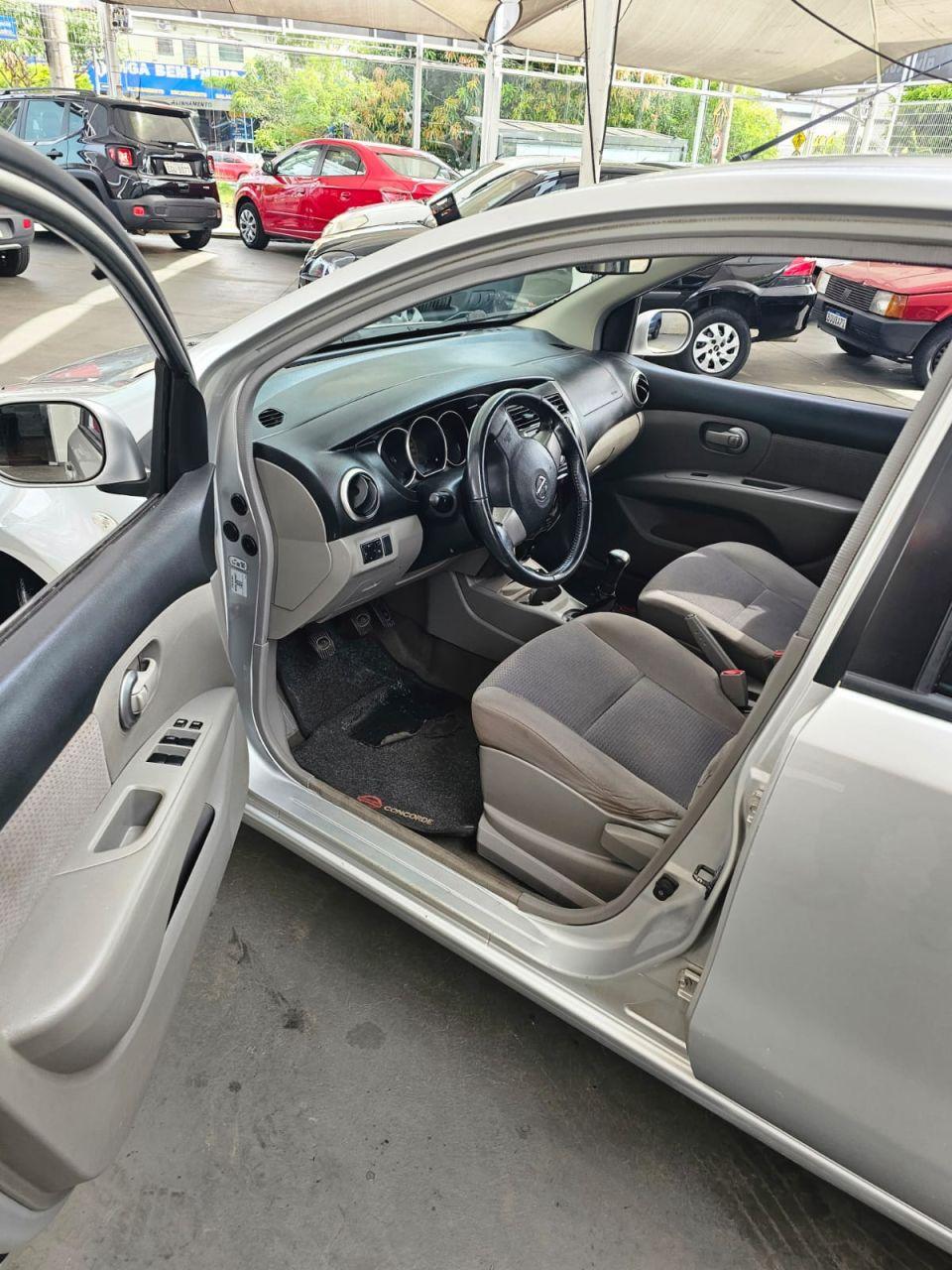 NISSAN Livina - Foto