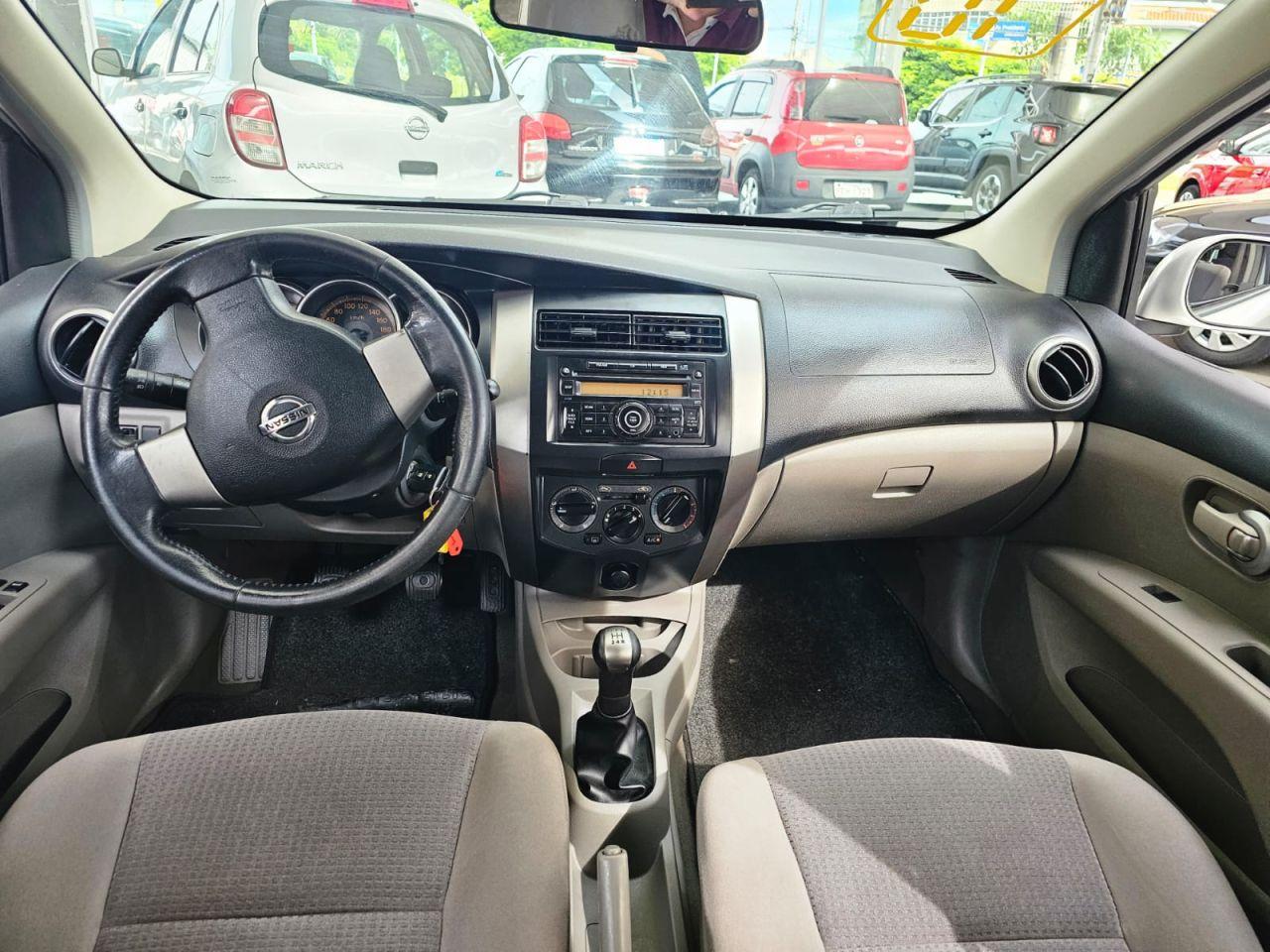 NISSAN Livina - Foto