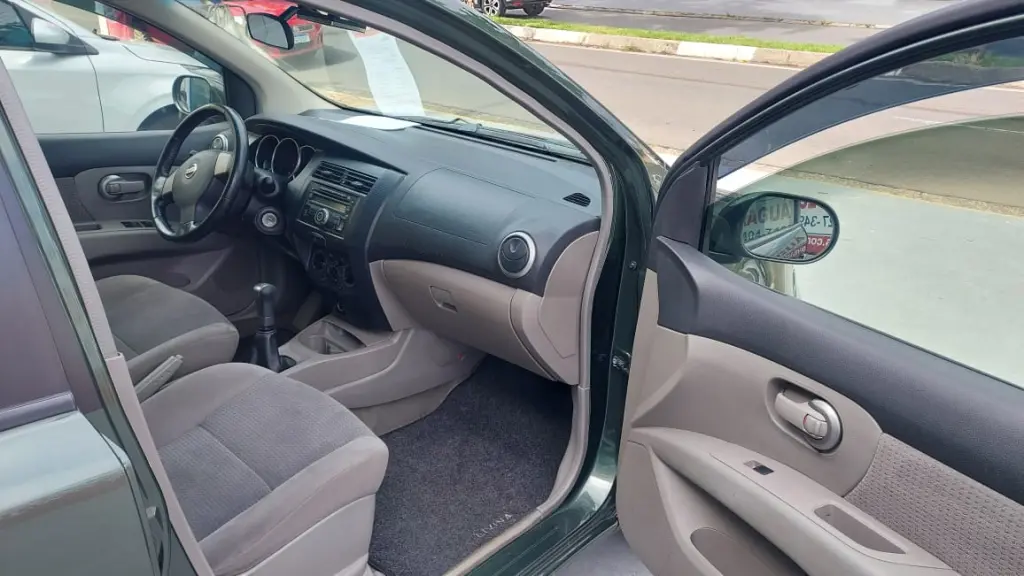 NISSAN Livina - Foto