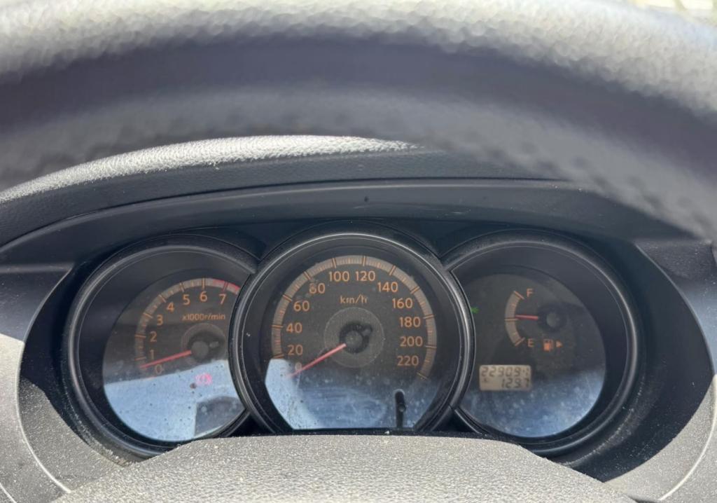 NISSAN Livina - Foto