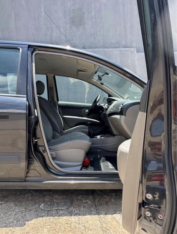 NISSAN Livina - Foto