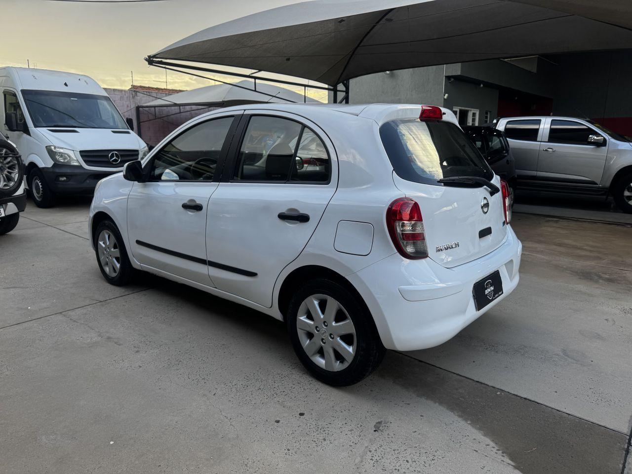 NISSAN March - Foto