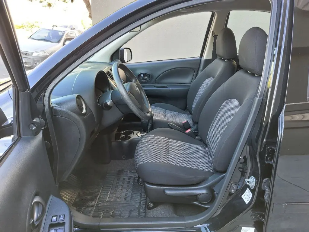 NISSAN March - Foto