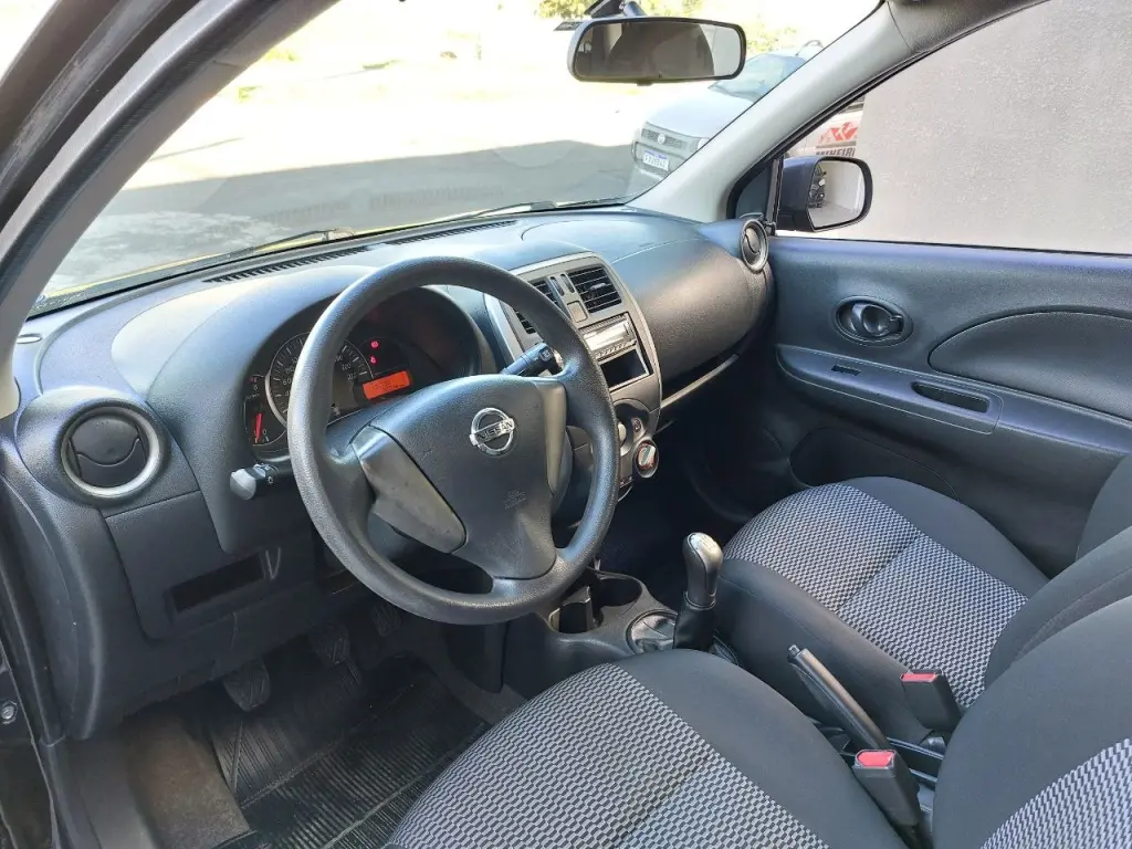 NISSAN March - Foto
