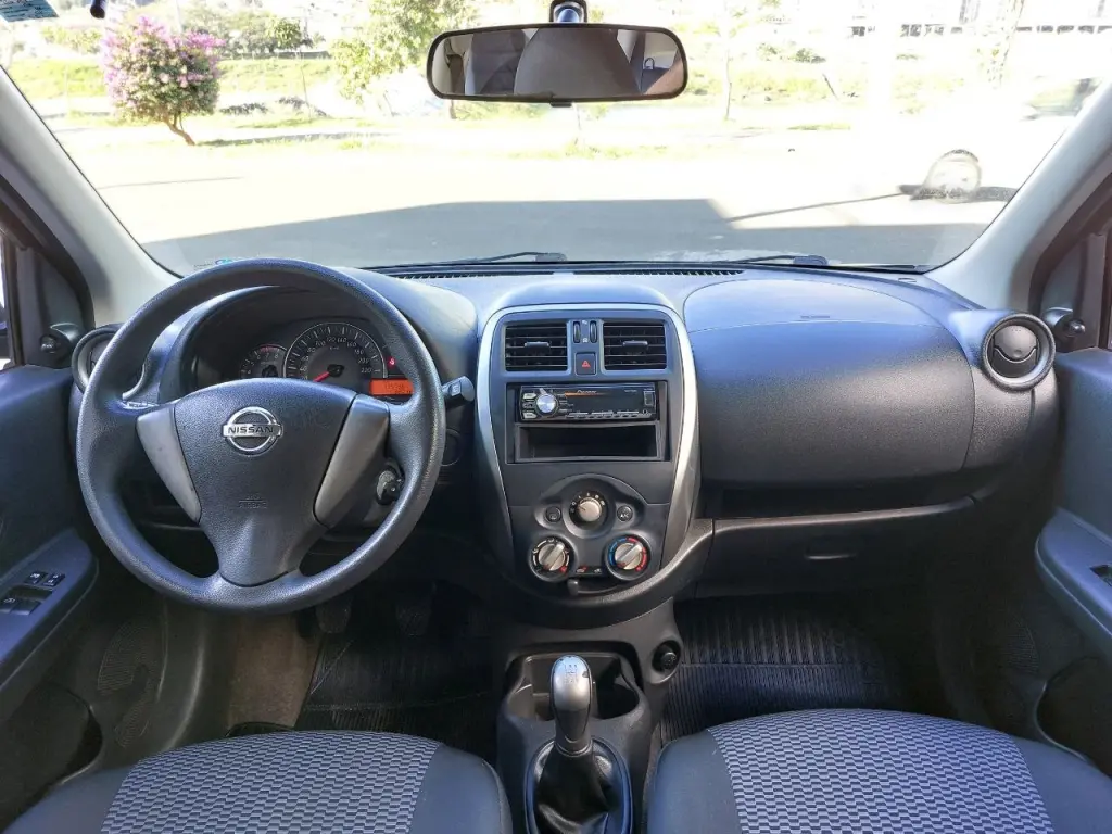 NISSAN March - Foto