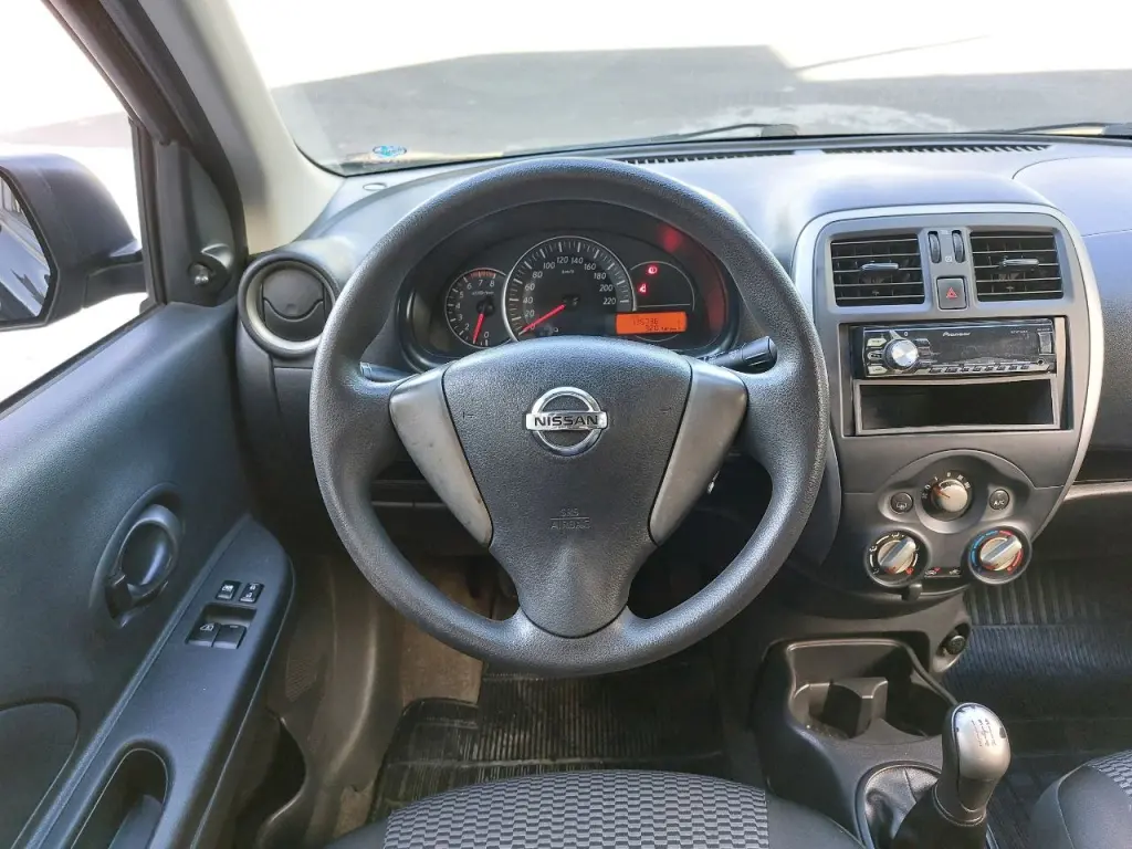NISSAN March - Foto