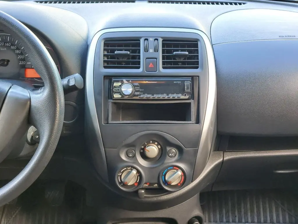 NISSAN March - Foto