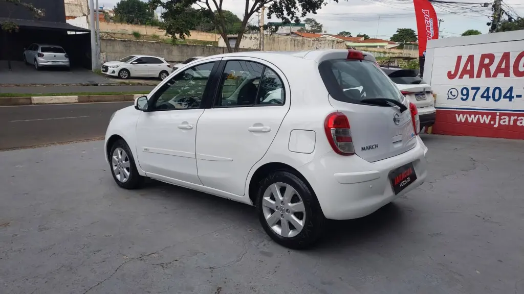 NISSAN March - Foto
