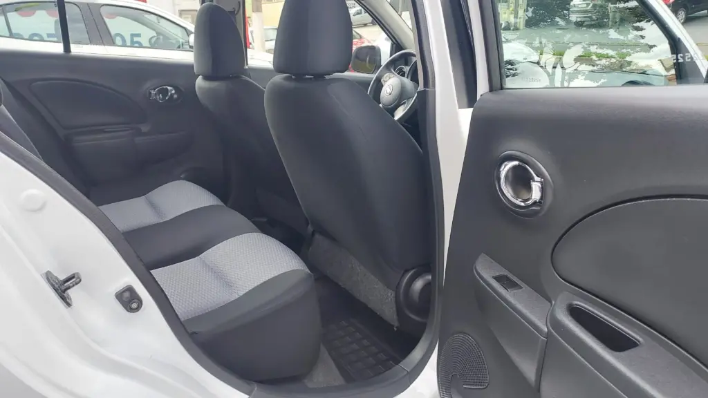 NISSAN March - Foto