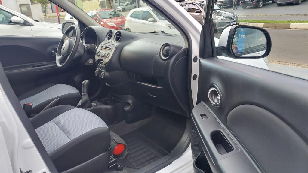 NISSAN March - Foto
