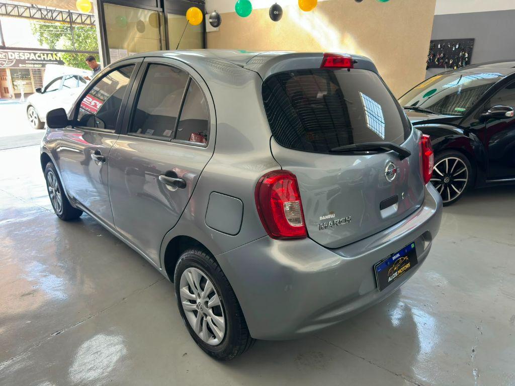NISSAN March - Foto