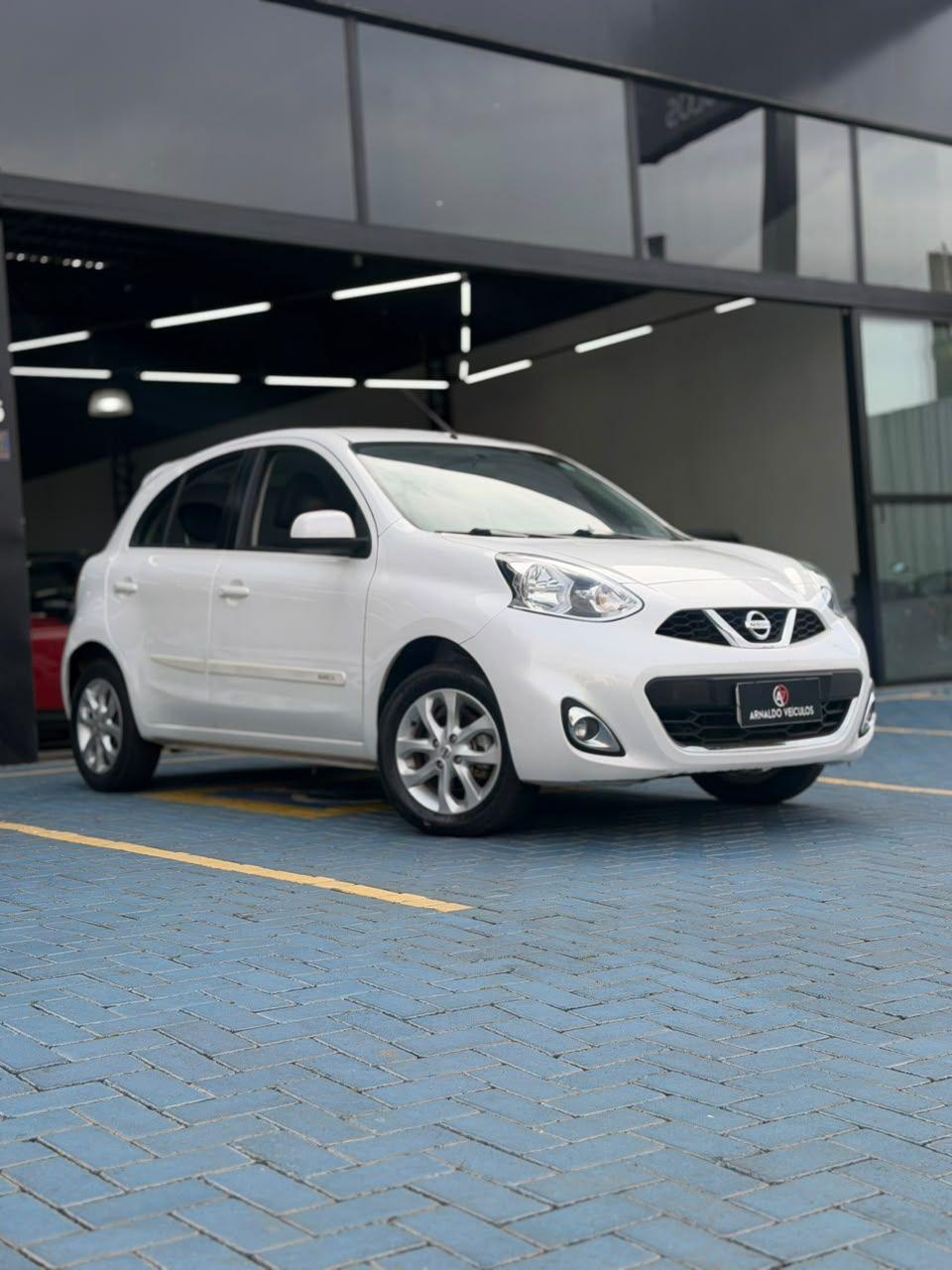 NISSAN March - Foto
