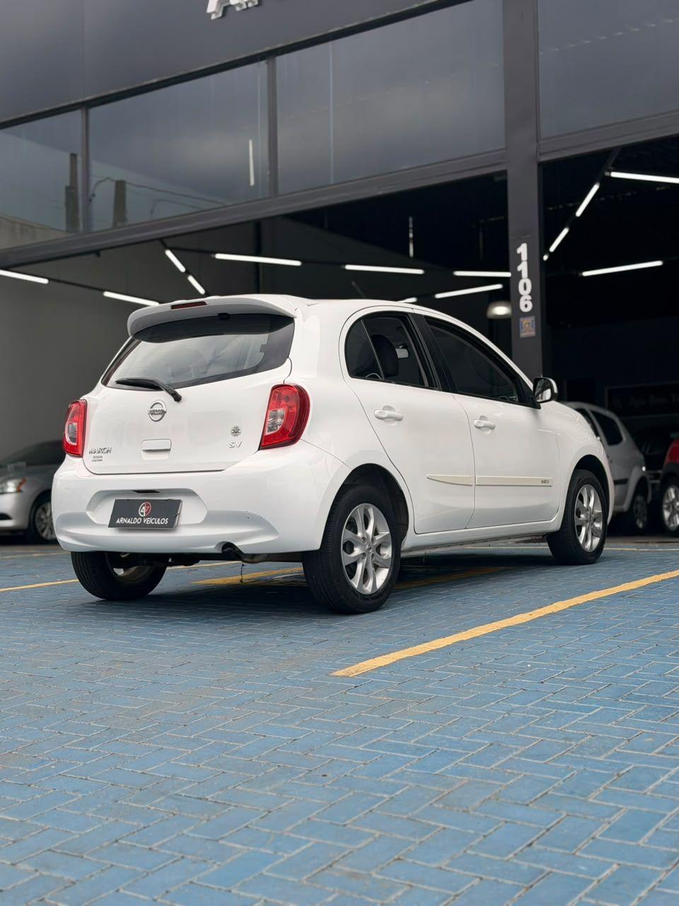 NISSAN March - Foto