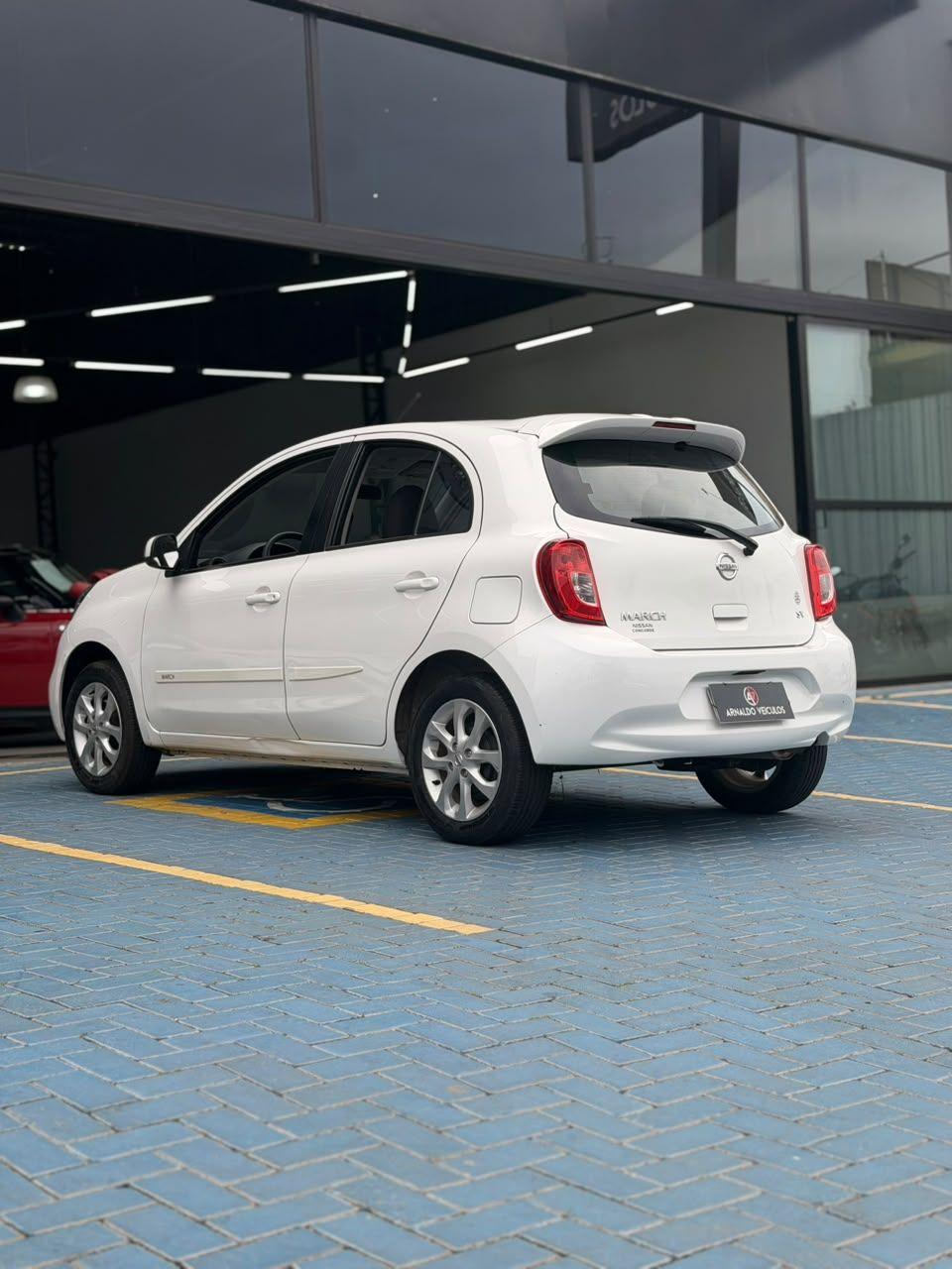 NISSAN March - Foto