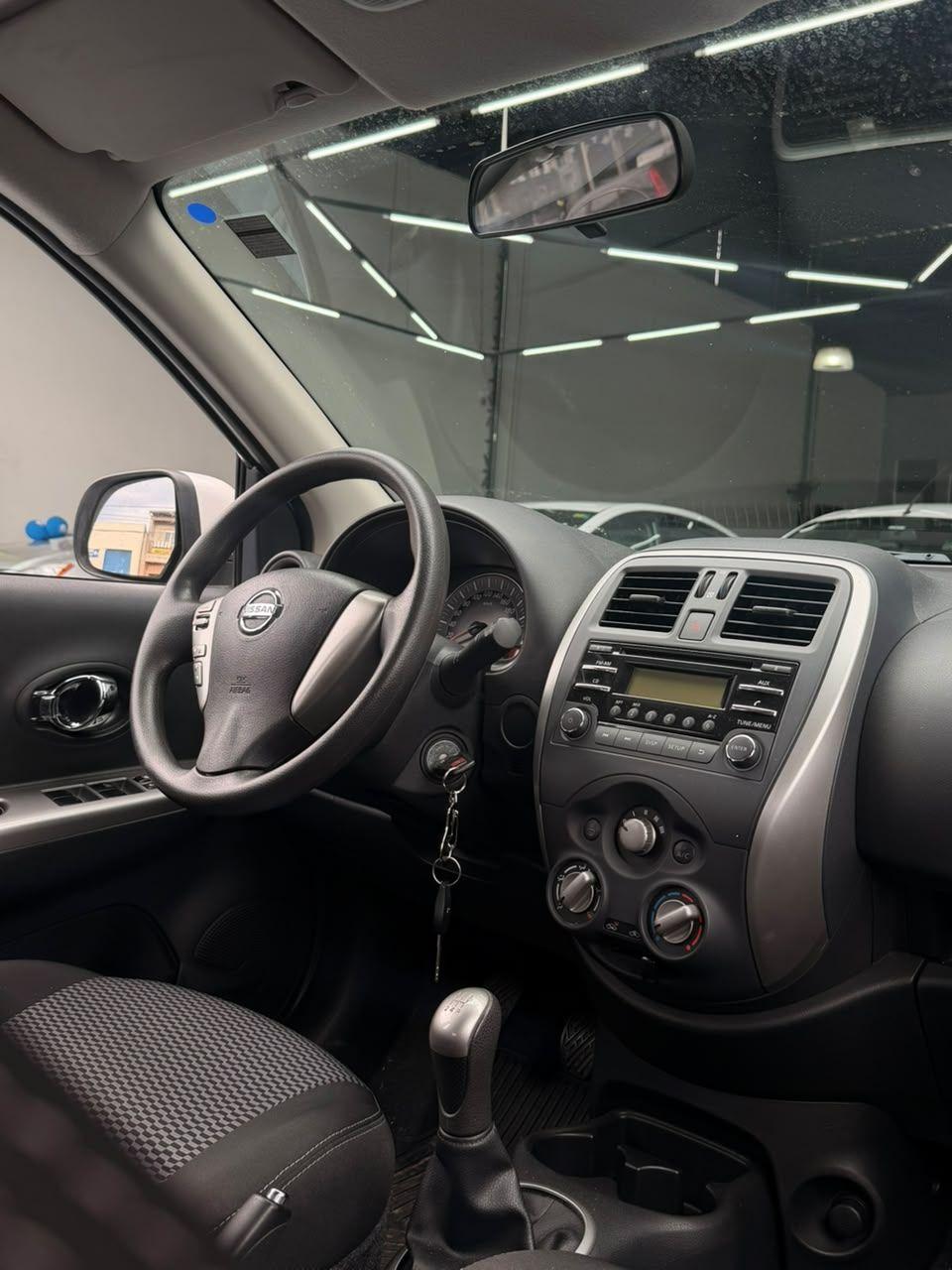 NISSAN March - Foto
