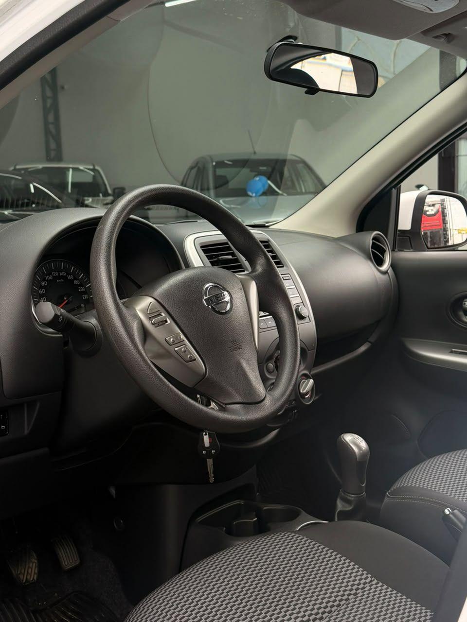NISSAN March - Foto