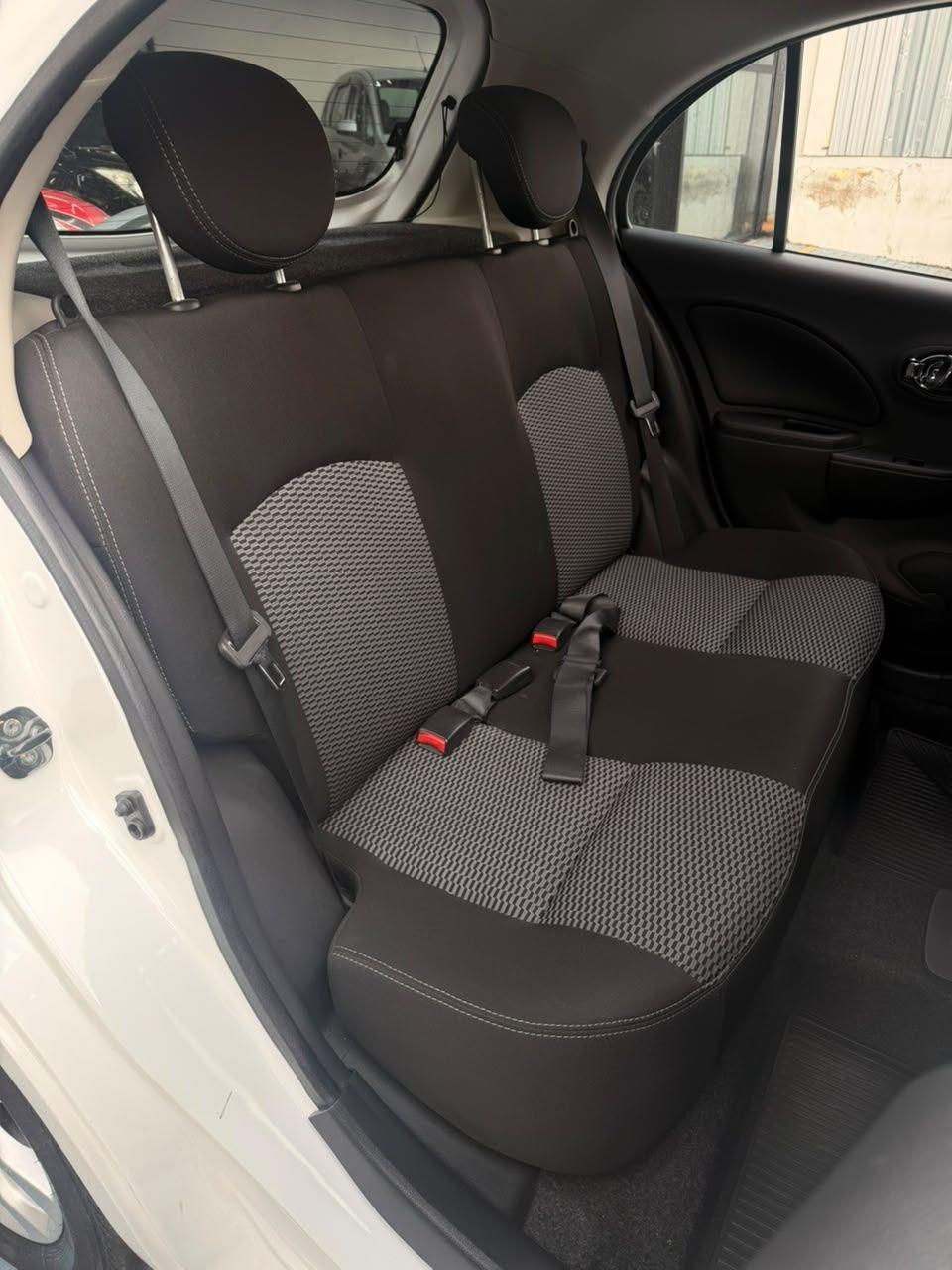 NISSAN March - Foto