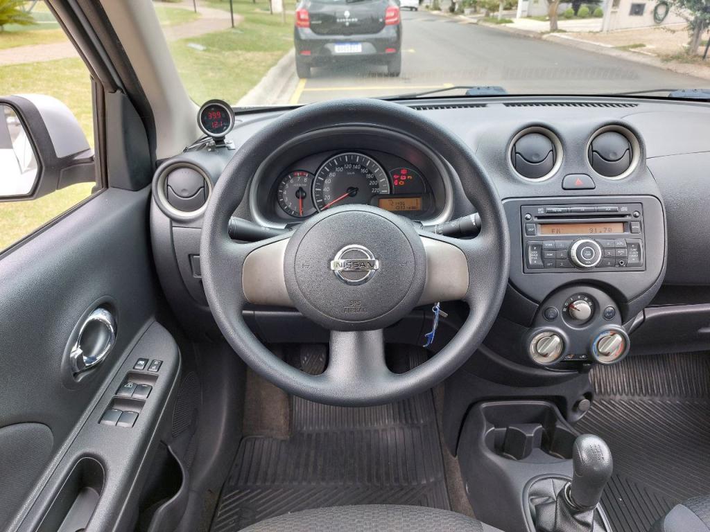 NISSAN March - Foto