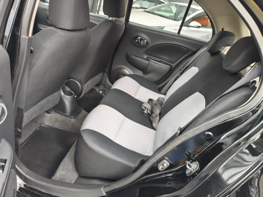 NISSAN March - Foto