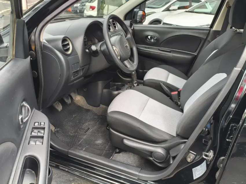 NISSAN March - Foto