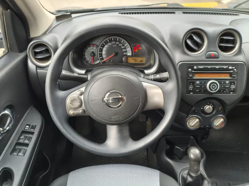 NISSAN March - Foto