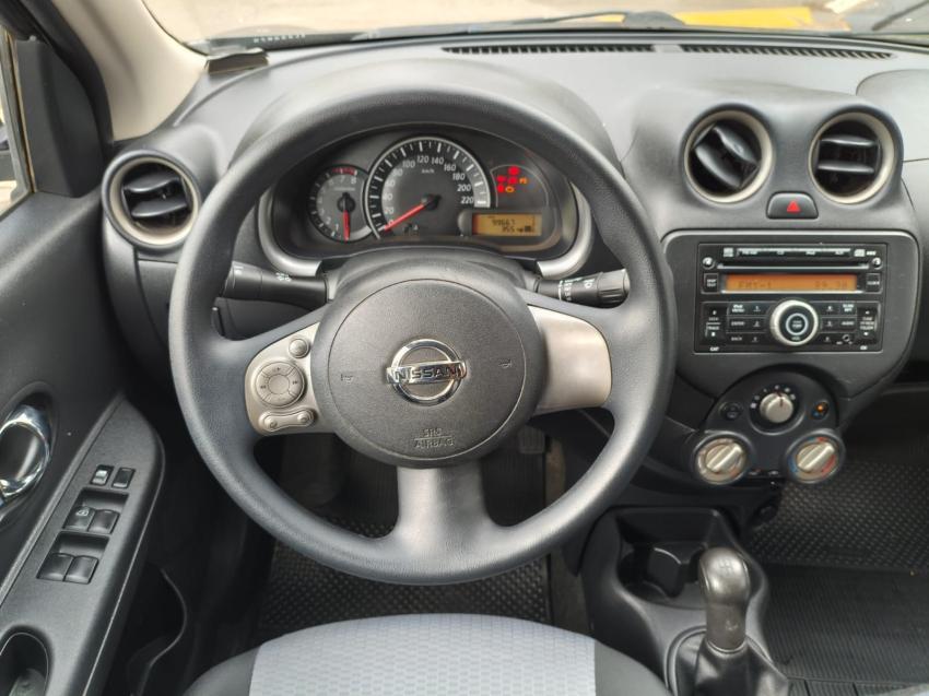NISSAN March - Foto